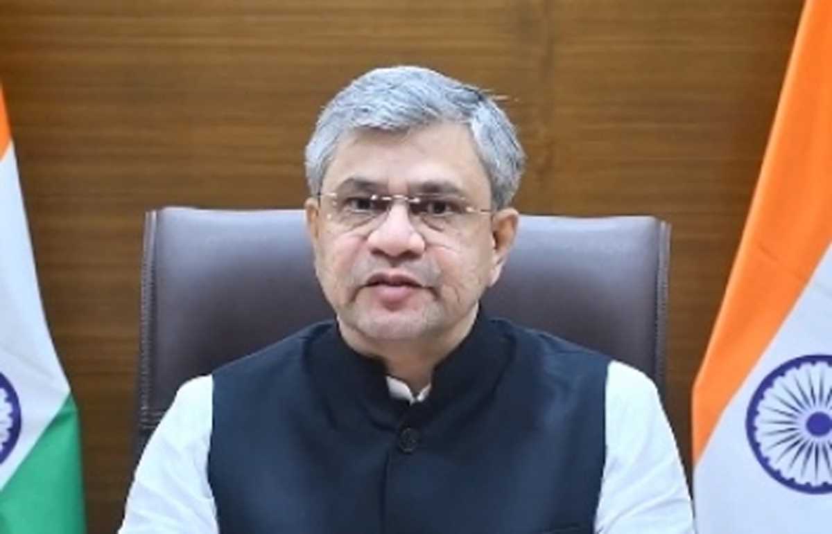 फास्ट ट्रैक पर देशभर के 45 स्टेशनों का हो रहा पुनर्विकास : रेल मंत्री